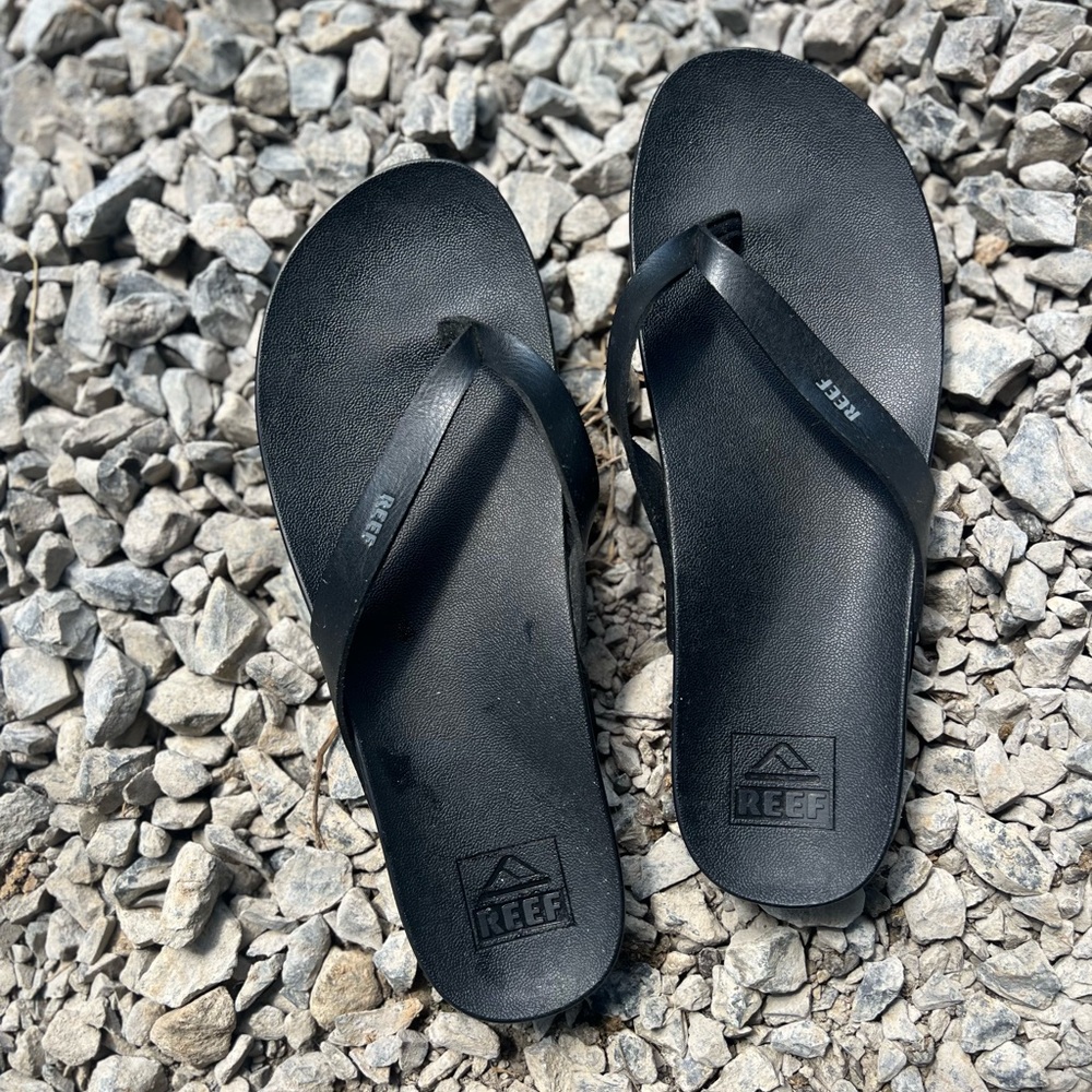 Reef Women’s Classic Black Sandals - Picture 2 of 7